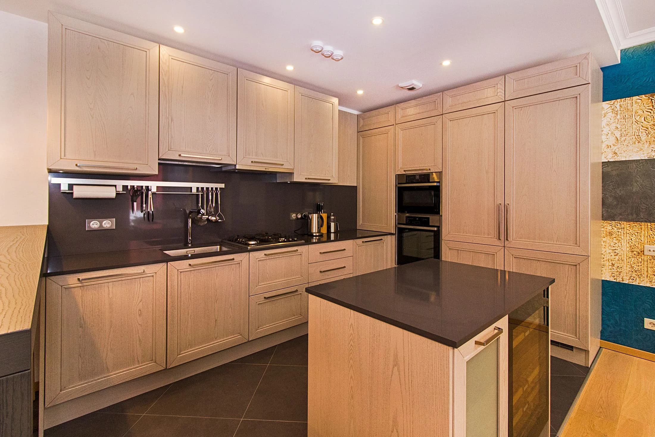 خزائن مطبخ خشبية مع وحدات تخزين طويلة وكاونتر جزيرة مركّب