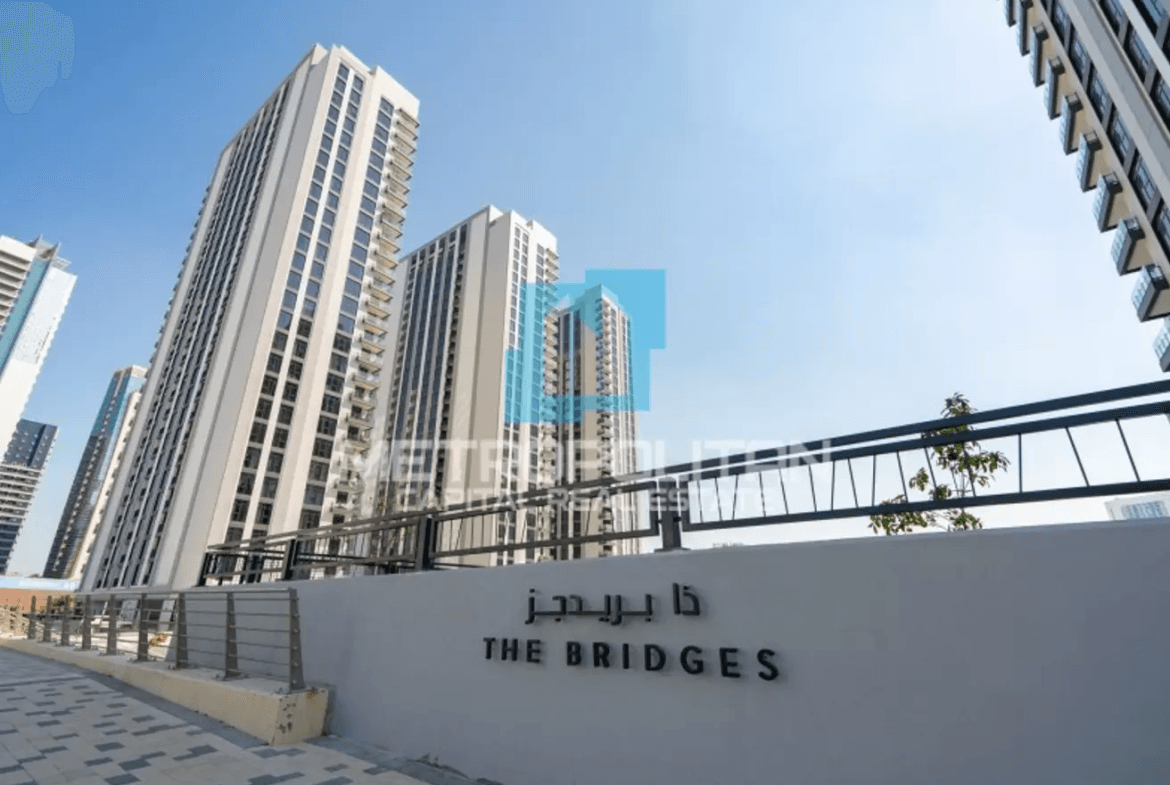 واجهة مبنى ذا بريدجز ولافتة المدخل