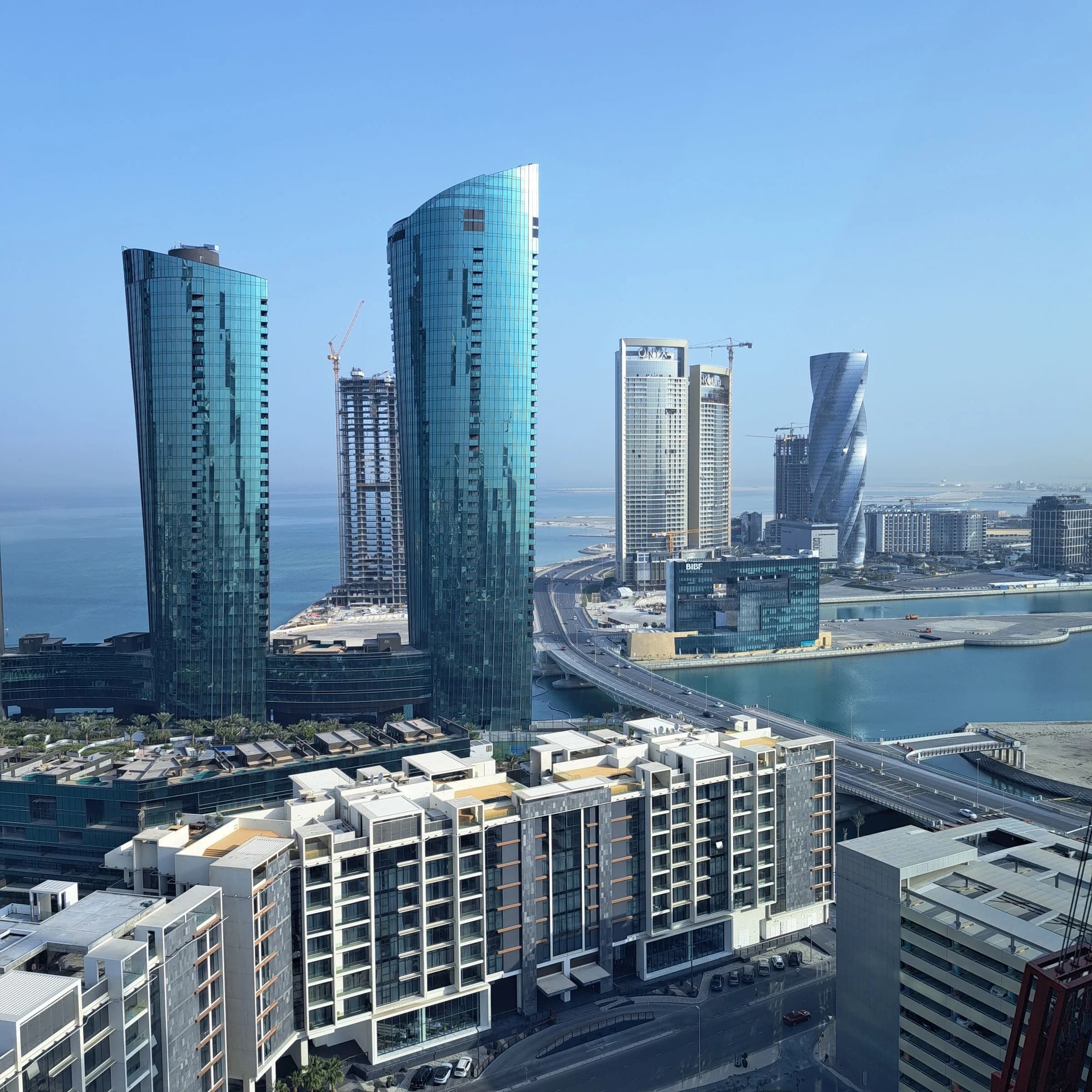 مبانٍ سكنية وتجارية على الواجهة المائية في أبوظبي
