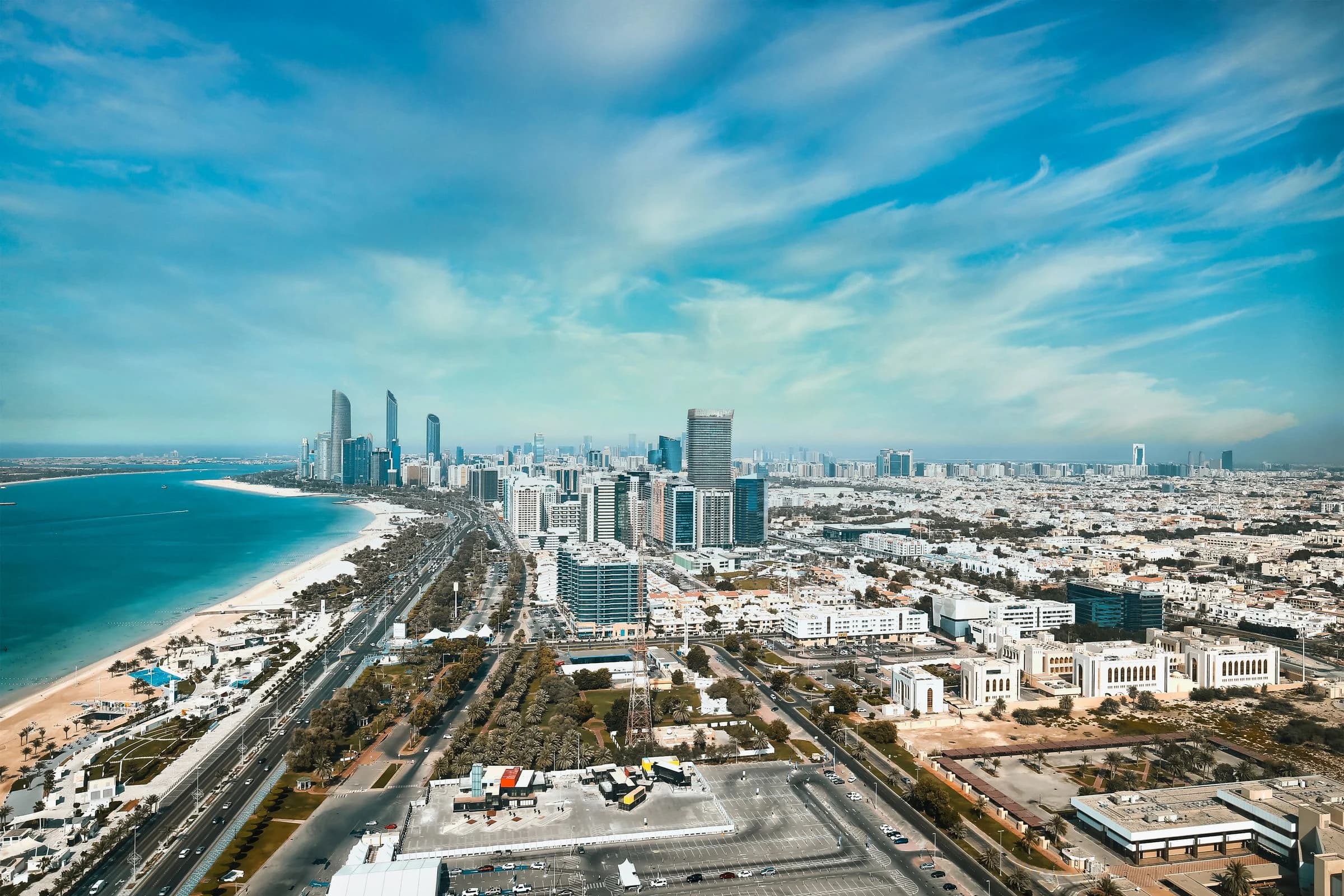 منظر جوي للأحياء السكنية والعقارات المطلة على الواجهة المائية في أبوظبي
