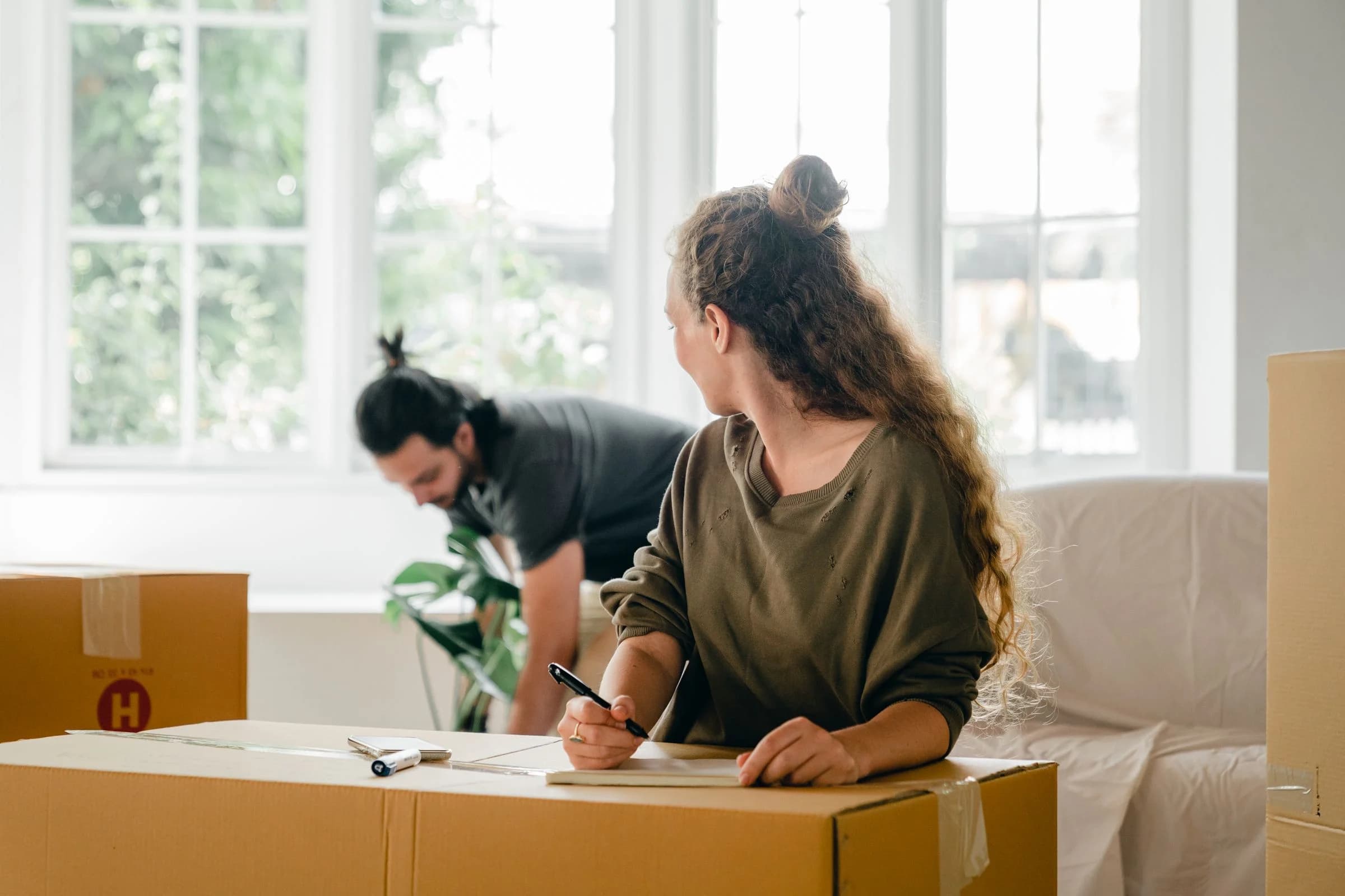 سكان يجهّزون صناديق النقل ويراجعون قائمة الأمتعة